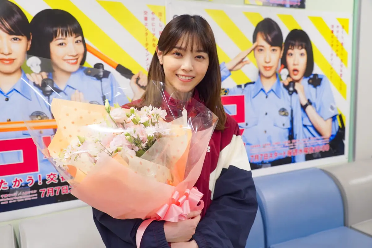 ハコヅメ』西野七瀬が笑顔でクランクアップ「あったかい現場で楽しかった」 | TV LIFE web