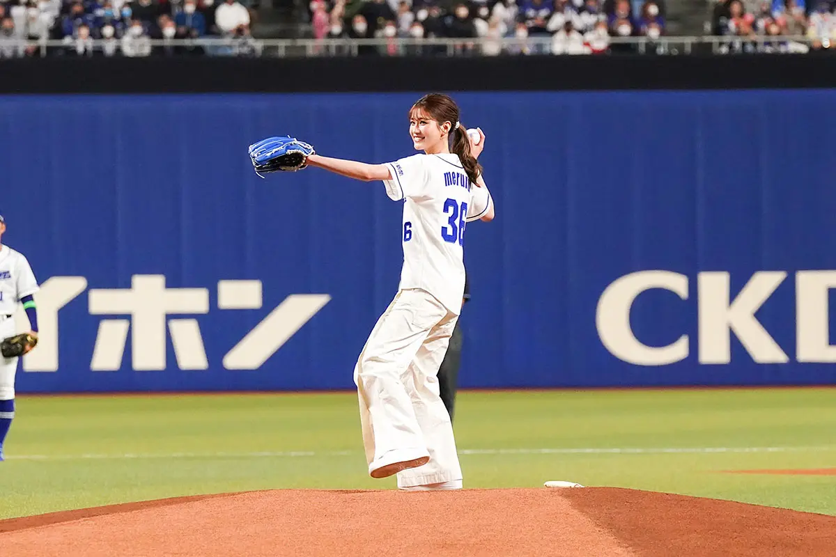 めるる”生見愛瑠が中日ドラゴンズの本拠地開幕戦で始球式に登場！「優勝目指して最後まで頑張って」 | TV LIFE web