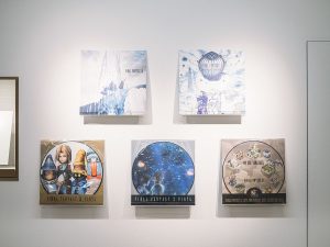 会場内に展示されているレコードの一部　© SQUARE ENIX