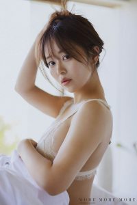 「井口裕香 写真集 MORE MORE MORE」掲載カット（photo／倉本侑磨）